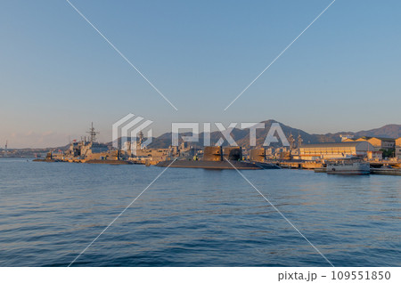 潜水艦のいる夕景　呉 109551850