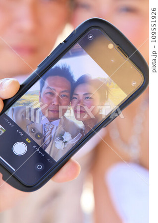 携帯電話を使用したフォトウエディングでのウエディングフォト、ブライダルフォト 109551926