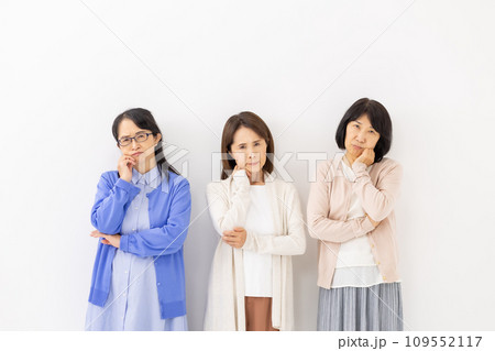 悩むシニア女性　 109552117
