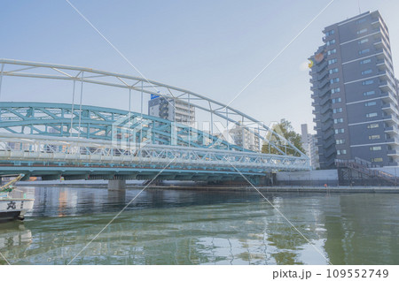 東京　隅田川と千住大橋 109552749