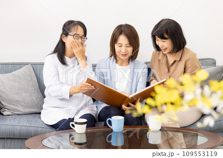 アルバムを見る3人の女性 109553119