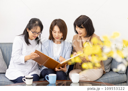 アルバムを見る3人の女性 アルバムを見る3人の女性 109553122