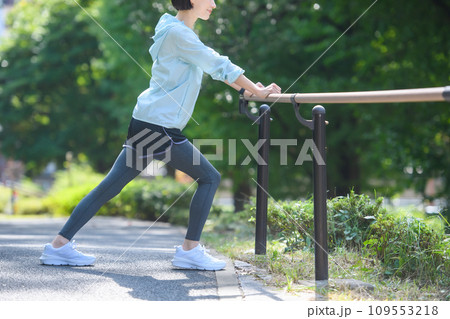 準備運動をする女性　ストレッチ 109553218