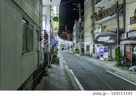 横浜　桜木町　野毛都橋商店街　ハーモニカ横丁　神奈川県横浜市 109553395
