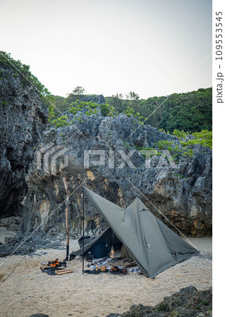 テント設営 キャンプ画像 岩場 自然 野営 一人キャンプ 無骨 109553545