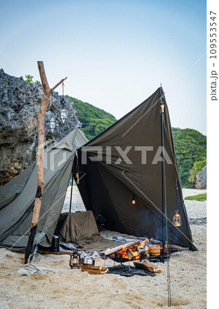テント設営 キャンプ画像 岩場 自然 野営 一人キャンプ 無骨 海辺 109553547