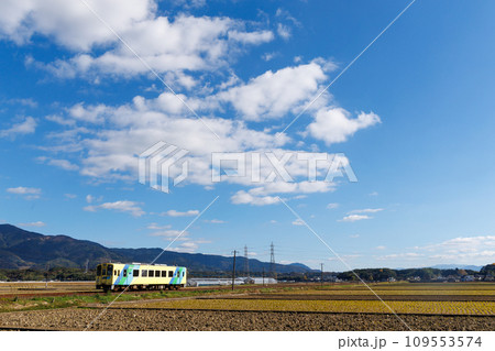 青空の田園地帯を走行するローカル線 青空の田園地帯を走行するローカル線 109553574