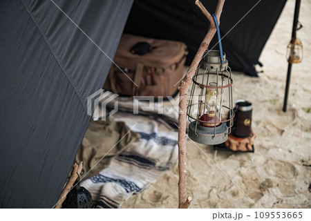 黒いテント ブラックテント キャンプ画像 テント設営 アウトドア 野営 109553665