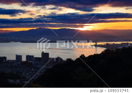 比叡山ドライブウエイから望む琵琶湖の日の出眺望 比叡山ドライブウエイから望む琵琶湖の日の出眺望 109553745