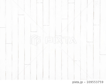 明るく淡い白色のダメージ加工した縦張りの板壁の背景画像 109553759