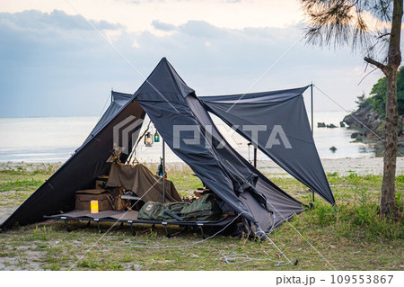 海 キャンプ 黒テント 野外 キャンプ風景 キャンプ画像 109553867