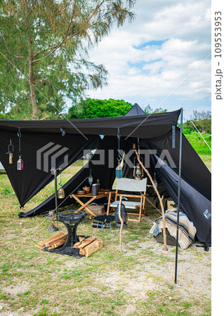 キャンプ風景 ソロキャンプ 黒テント キャンプ画像  テント設営 109553953