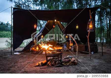 焚き火 キャンプファイヤー キャンプ画像 テント設営 灯り 神秘的 林 焚き火 キャンプファイヤー キャンプ画像 テント設営 灯り 神秘的 林 109553988