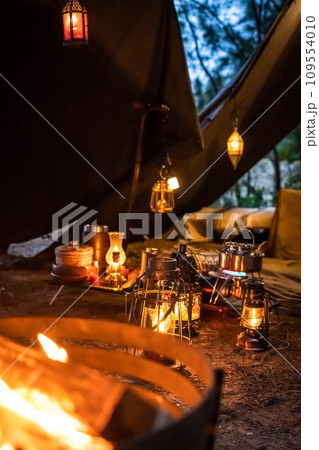 焚き火 ランプ オイルランタン 神秘的 光 キャンプ画像 109554010