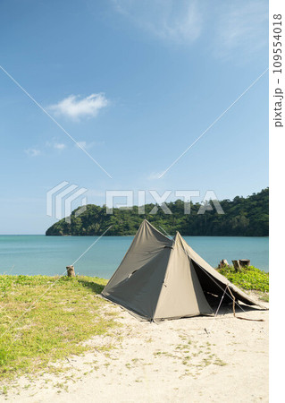 キャンプ画像 海辺 ビーチ 一人キャンプ テント設営 109554018