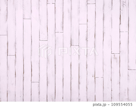 ペールパープルのダメージ加工した縦張りの板壁の背景画像 109554055