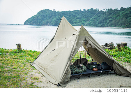 テント キャンプ風景 海 ビーチ 沖縄 一人キャンプ キャンプ画像  109554115
