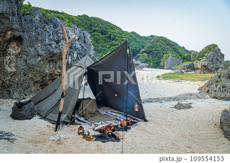 岩場 キャンプ 野営 冒険 テント設営 一人キャンプ カッコいい 109554153