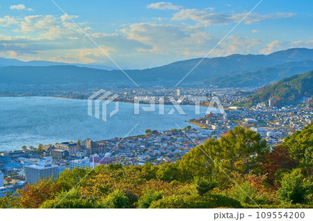 秋の長野県諏訪市 立石公園から北西側の眺望(諏訪湖,諏訪市,下諏訪町など) 109554200