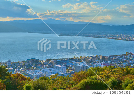 秋の長野県諏訪市 立石公園から北西側の眺望(諏訪湖,諏訪市,下諏訪町など) 秋の長野県諏訪市 立石公園から北西側の眺望(諏訪湖,諏訪市,下諏訪町など) 109554201
