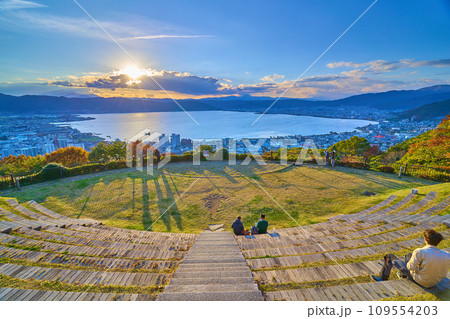 秋の長野県諏訪市 立石公園から西側の眺望(諏訪湖,岡谷市,諏訪市,下諏訪町など) 秋の長野県諏訪市 立石公園から西側の眺望(諏訪湖,岡谷市,諏訪市,下諏訪町など) 109554203