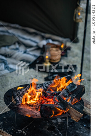 焚き火 焚き火台 燃える 炎 灯り キャンプ 無骨 焚き火 焚き火台 燃える 炎 灯り キャンプ 無骨 109554221