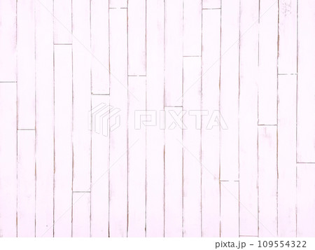 明るいペールパープルのダメージ加工した縦張りの板壁の背景画像 109554322