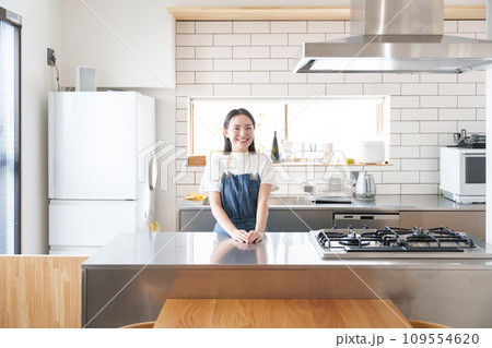 キッチンで料理する笑顔の女性 キッチンで料理する笑顔の女性 109554620