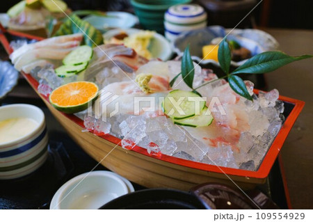 船盛りの刺身　素材　背景 109554929