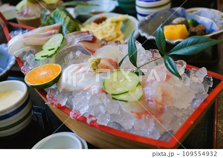 船盛りの刺身　素材　背景 109554932
