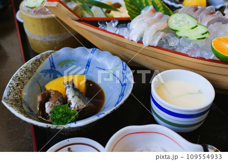 船盛りの刺身　素材　背景 109554933