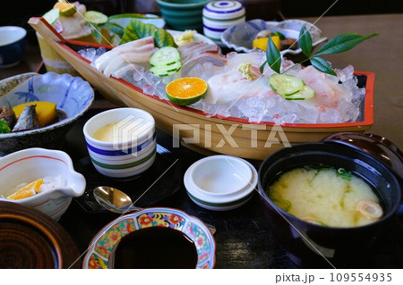 船盛りの刺身　素材　背景 109554935