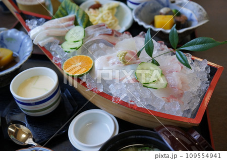船盛りの刺身　素材　背景 109554941