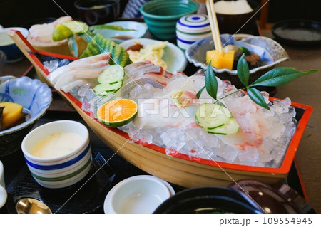 船盛りの刺身　素材　背景 109554945