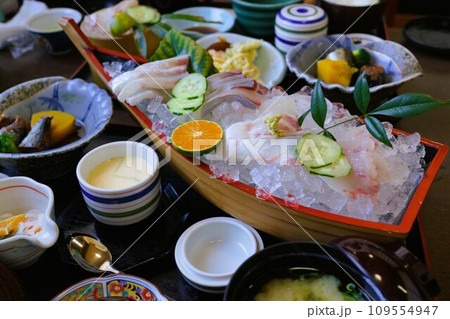 船盛りの刺身　素材　背景 109554947