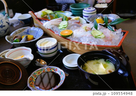 船盛りの刺身　素材　背景 109554948