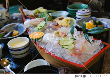 船盛りの刺身　素材　背景 109554977