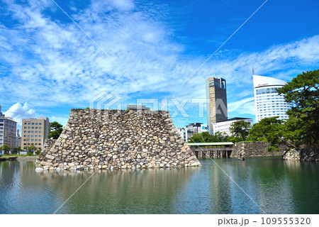 晴天下の史跡高松城址玉藻公園内の高松城天守台跡 晴天下の史跡高松城址玉藻公園内の高松城天守台跡 109555320