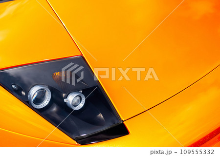 スーパーカーのプロジェクターヘッドライト 109555332