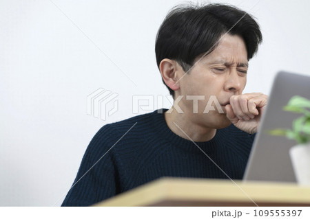 体調不良の男性 咳をする男性 咳 咳き込む 体調不良の男性 咳をする男性 咳 咳き込む 109555397