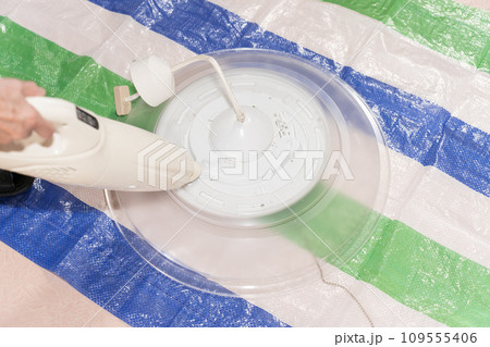 照明器具の掃除をするシニア女性のパーツカット 109555406