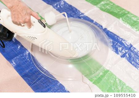 照明器具の掃除をするシニア女性のパーツカット 109555410