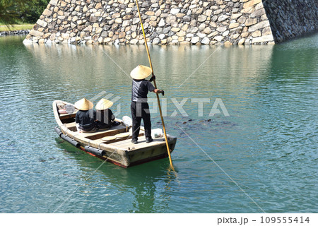 晴天下の史跡高松城址玉藻公園内の高松城天守台跡での乗船エサやり体験 晴天下の史跡高松城址玉藻公園内の高松城天守台跡での乗船エサやり体験 109555414