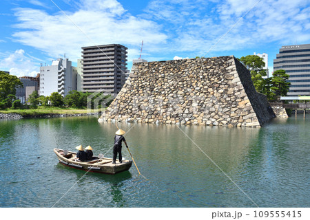晴天下の史跡高松城址玉藻公園内の高松城天守台跡での乗船エサやり体験 晴天下の史跡高松城址玉藻公園内の高松城天守台跡での乗船エサやり体験 109555415