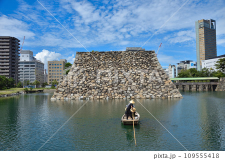 晴天下の史跡高松城址玉藻公園内の高松城天守台跡での乗船エサやり体験 109555418