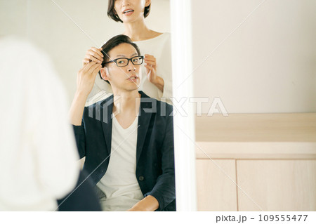 ヘアサロンで働く女性と男性客 109555477