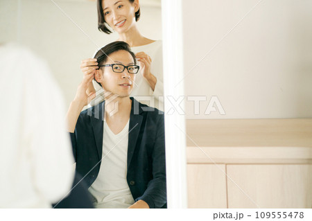 ヘアサロンで働く女性と男性客 109555478