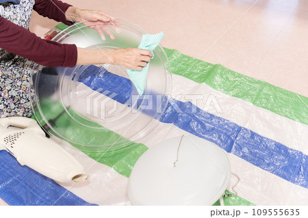 照明器具の掃除をするシニア女性のパーツカット 109555635