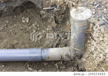 住宅の排水を下水道につなげる配管工事の様子 109555693