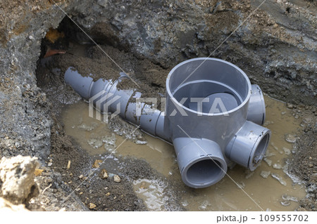 住宅の排水を下水道につなげる配管工事の様子 住宅の排水を下水道につなげる配管工事の様子 109555702